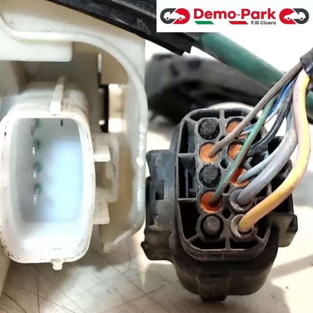 SERRATUEA ANTERIORE DX Lancia YPSILON 51739843 3